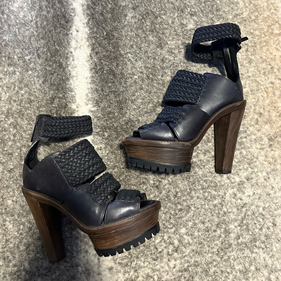 Burberry heels - Picture 2 of 3